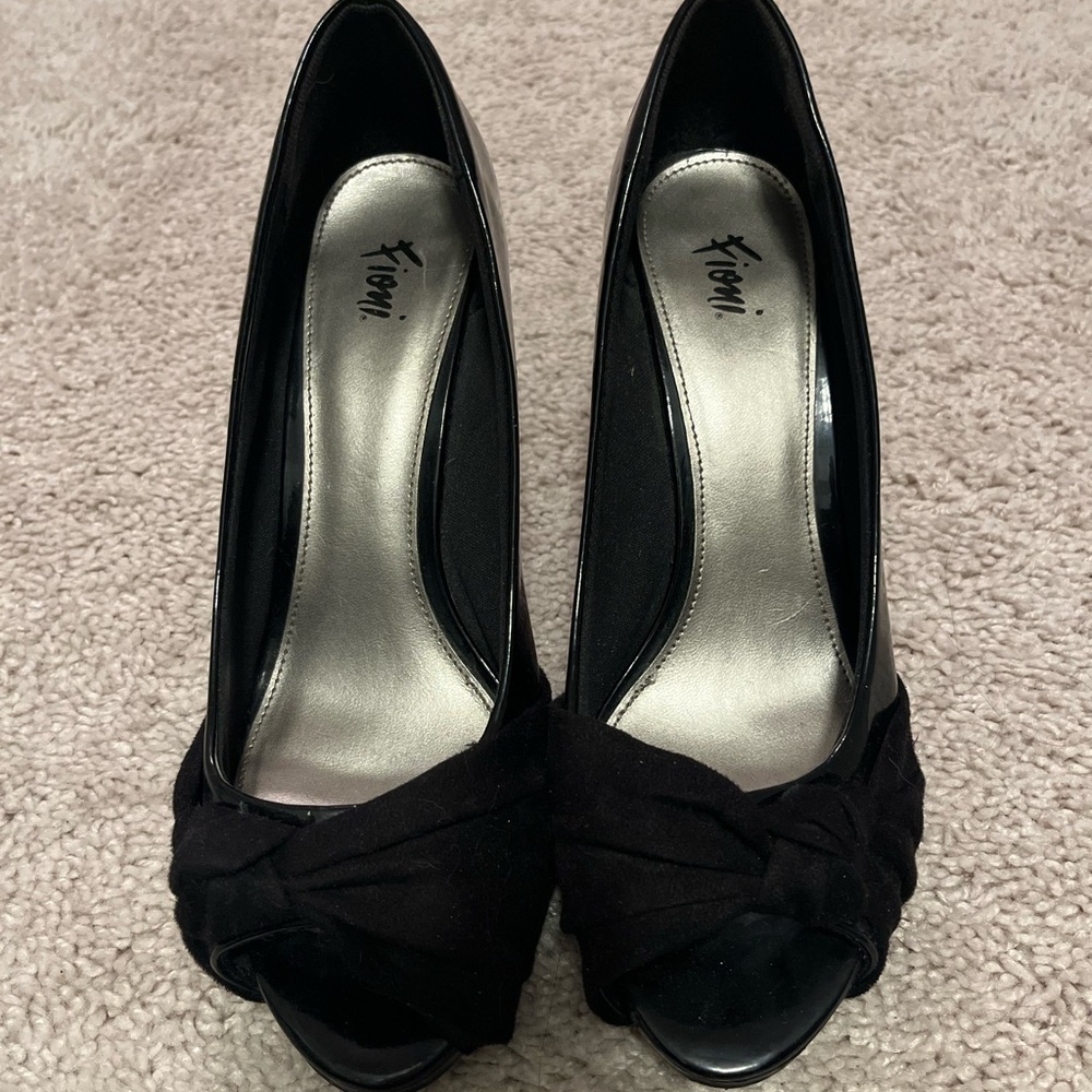 FIONI Clothing Black Heels with Floral Detail - Picture 1 of 5